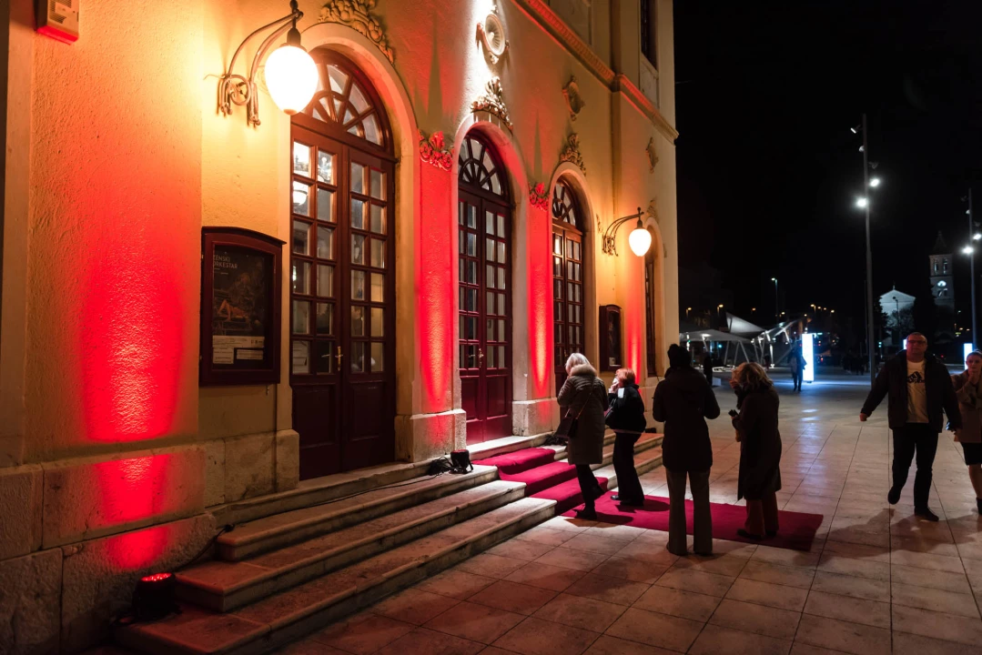 Ženski orkestar do suza nasmijao šibensku publiku, likovi su nam bolno poznati!