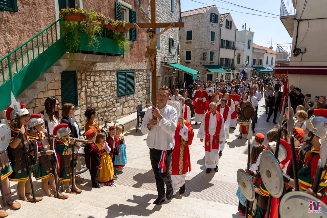 Procesijom kroz mjesto Vodičani obilježili Dan grada i blagdan Našašća sv. Križa