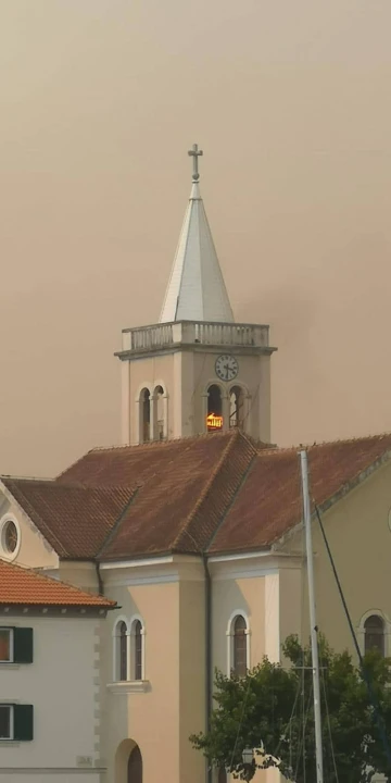 Jedan vatrogasac ozlijeđen, četveročlana obitelj iz Rasline koja je ostala bez kuće smještena u Cvjetni dom