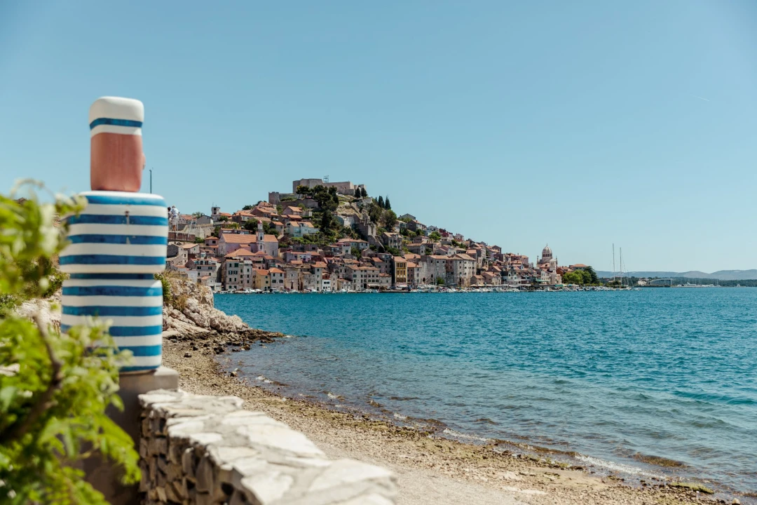 Zaigrajte odbojku na pijesku na plaži Banj, a predah potražite u Petrusu!