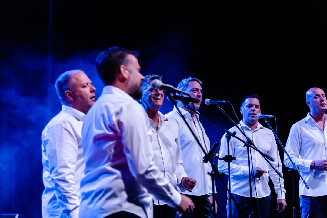  Klapa Rišpet prvi put nastupila u Šibeniku i oduševila publiku: 'Nećemo se sad tu samo njihati kao šest čempresa'