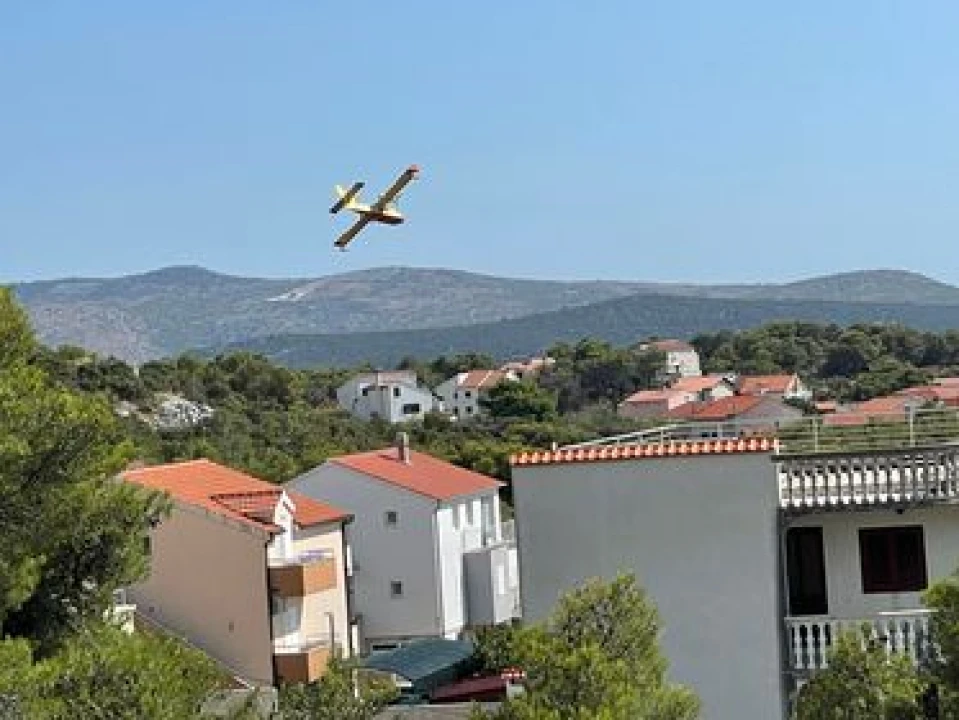 U tijeku sanacija požarišta u Vrpolju: Na terenu 60 vatrogasaca i 21 vozilo