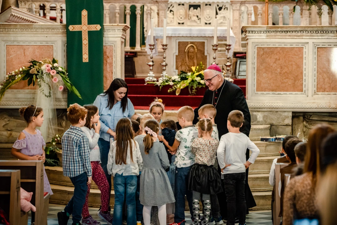 Mališani DV 'Brat Sunce' u povodu sv. Mihovila nastupili u katedrali