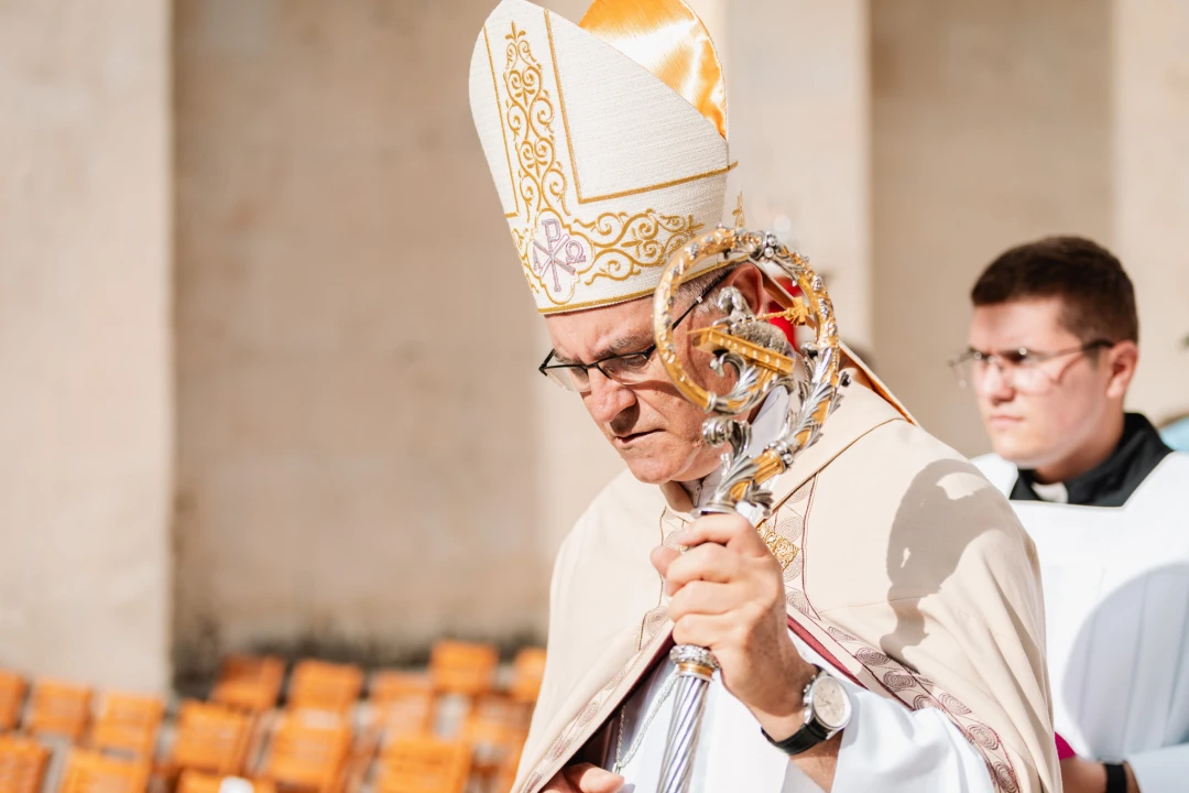 Procesijom gradskim ulicama počela proslava sv. Mihovila, nebeskog zaštitnika Šibenika
