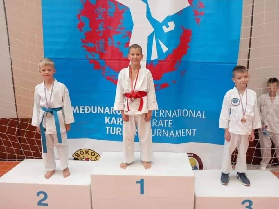 Oko 350 sudionika uživalo je u brojnim sportskim aktivnostima proteklog vikenda na Malom Vignju, Zlarinu i Baldekinu!