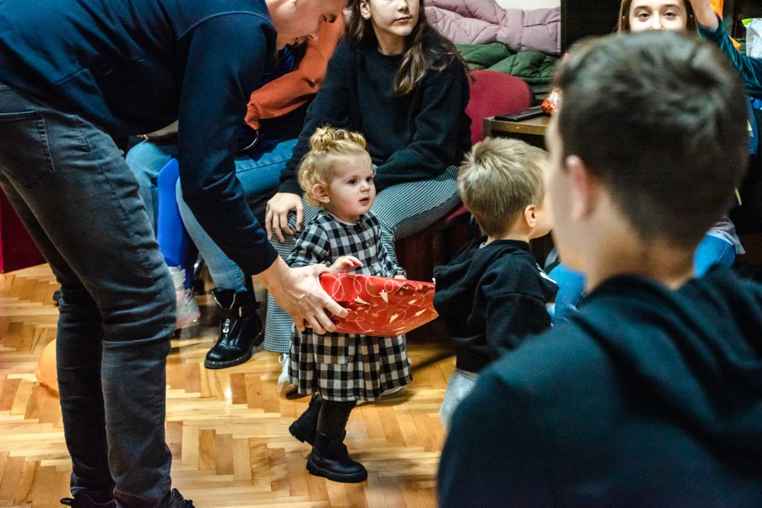Sveti Nikola posjetio djecu šibenskih vatrogasaca: Naravno, podijelio je darove 