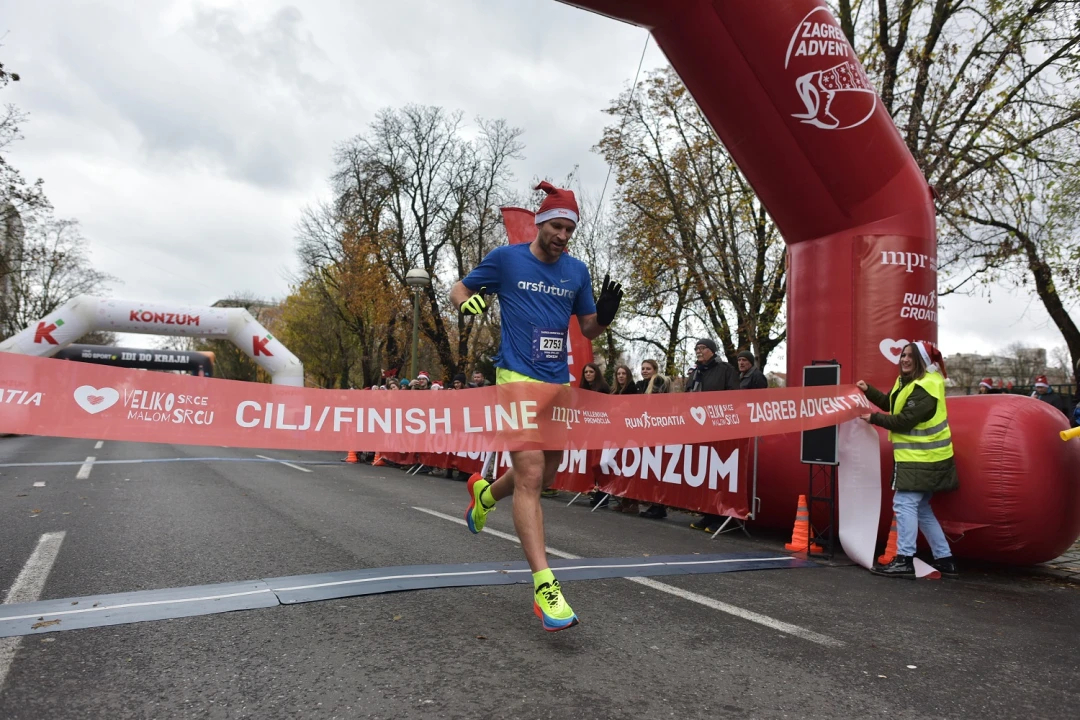Zagreb Advent Run utrku istrčalo gotovo 3000 sudionika u božićnim kostimima 