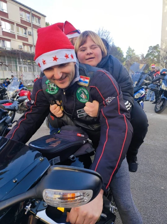 Bajkeri navukli odijelo Djeda Božićnjaka i posjetili korisnike Centra Šubićevac