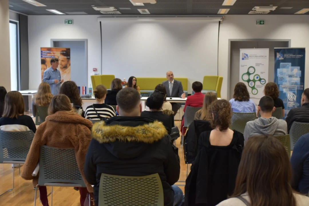 Trideset i dvoje učenika i studenata sa županom potpisalo ugovore o stipendiranju