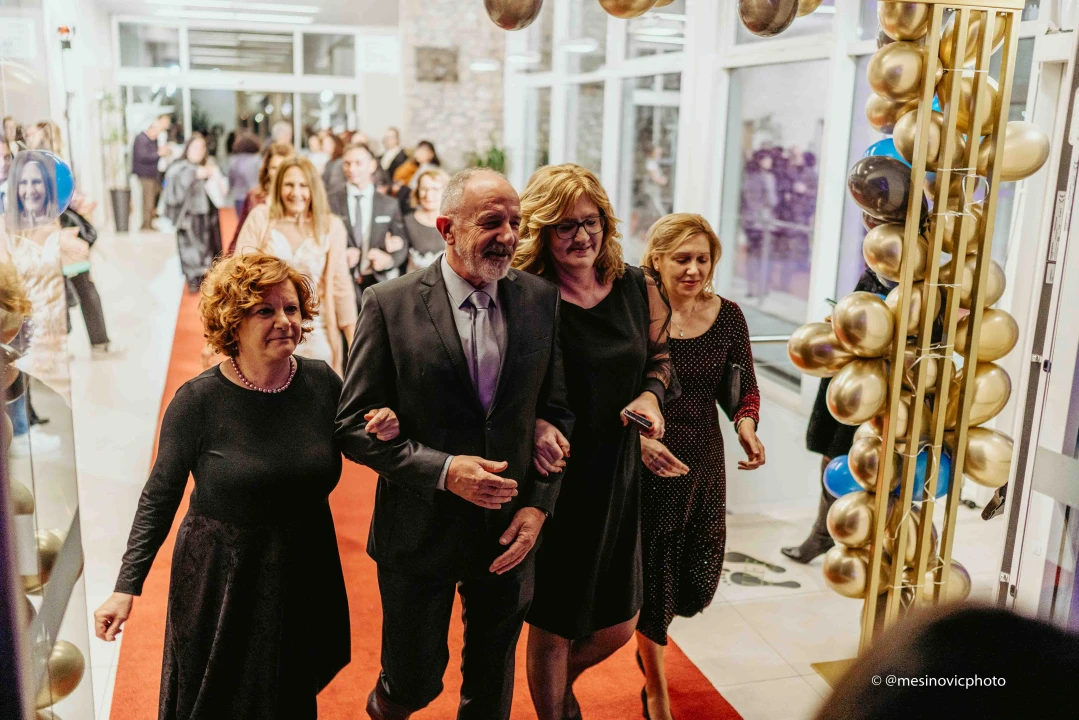 Učenici Ekonomske škole zablistali na maturalnom plesu u Vodicama (2)