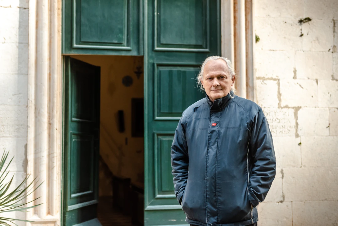 Don Spomenko već 36 godina župnik je na Zlarinu: 'Ja sam vam kao sv. Petar s ključevima, otvaram i crkvu i kafić'