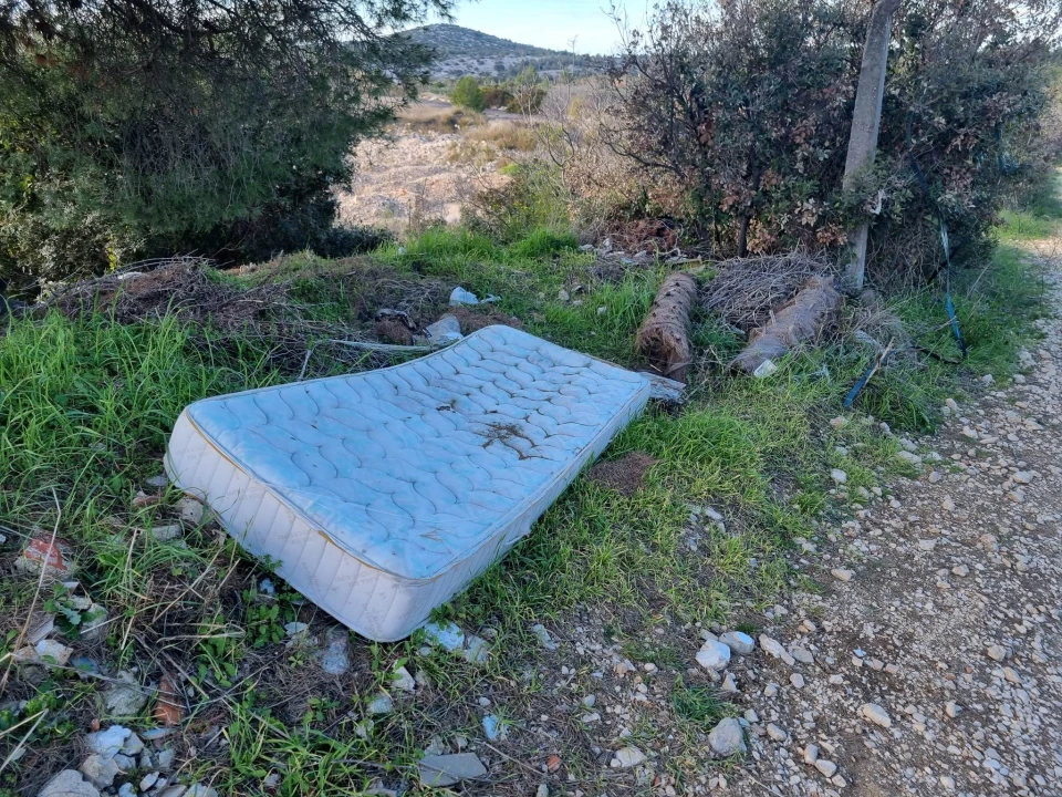 Jedni čiste, drugi zagađuju: Hrpe smeća, šute, namještaja i guma i dalje se gomilaju po šibenskim kvartovima