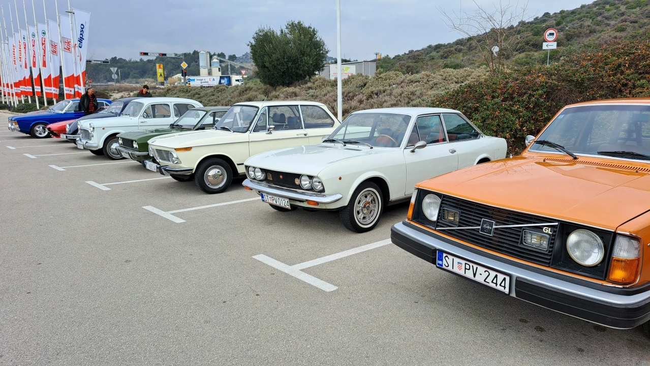 Vlasnici oldtimera iz cijele Dalmacije nedjelju proveli na druženju u Šibeniku