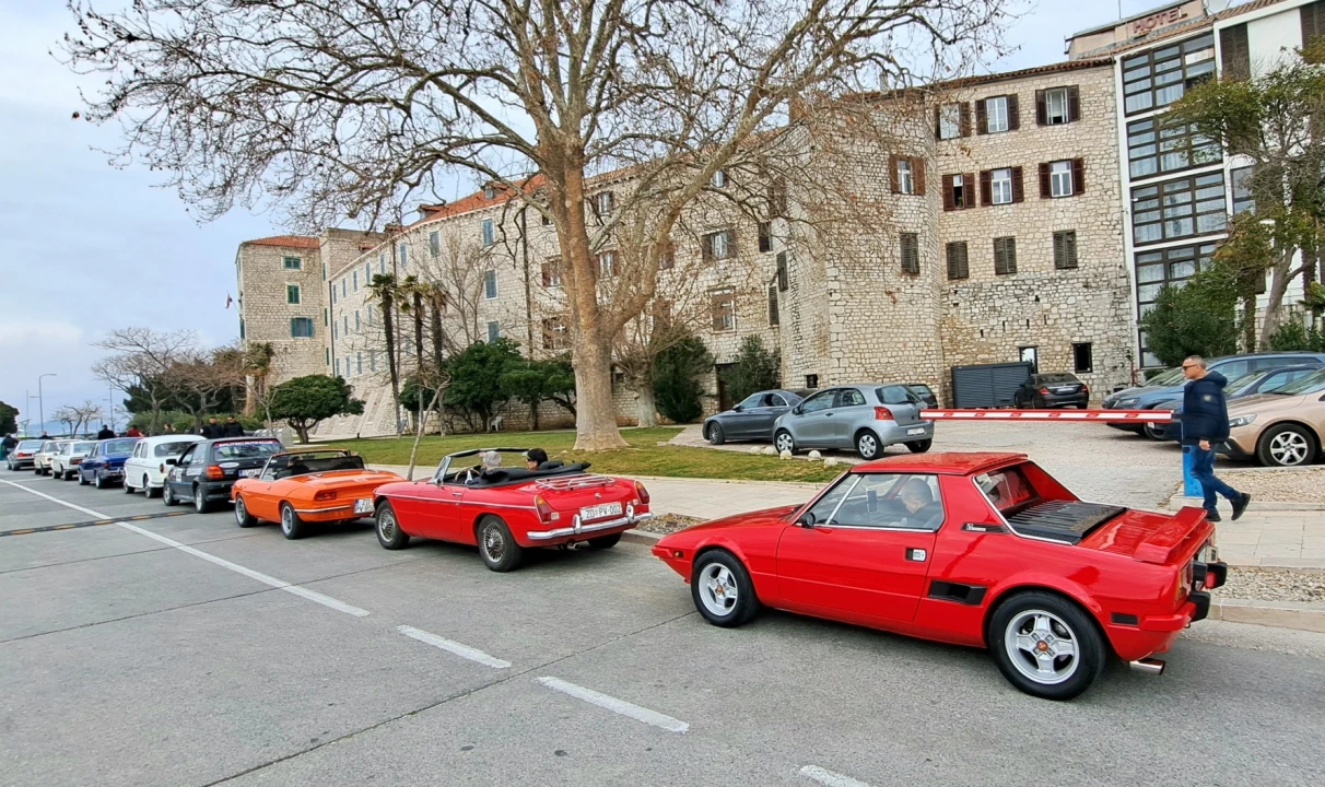 Vlasnici oldtimera iz cijele Dalmacije nedjelju proveli na druženju u Šibeniku