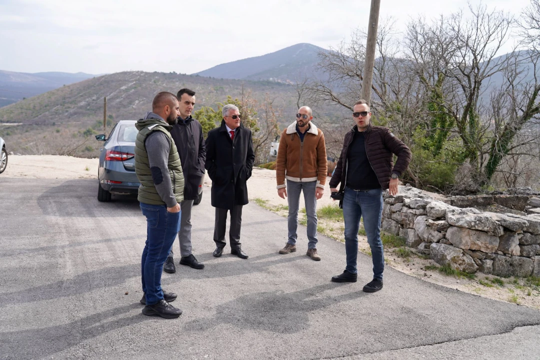 Gradonačelnik Burić i direktor Vodovoda Martinović posjetili Vrsno: Priprema za izgradnju vodovodne mreže  