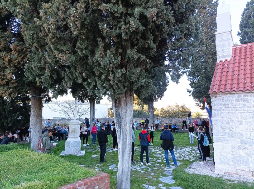 Križni put mladih Šibenske biskupije od katedrale do Okita