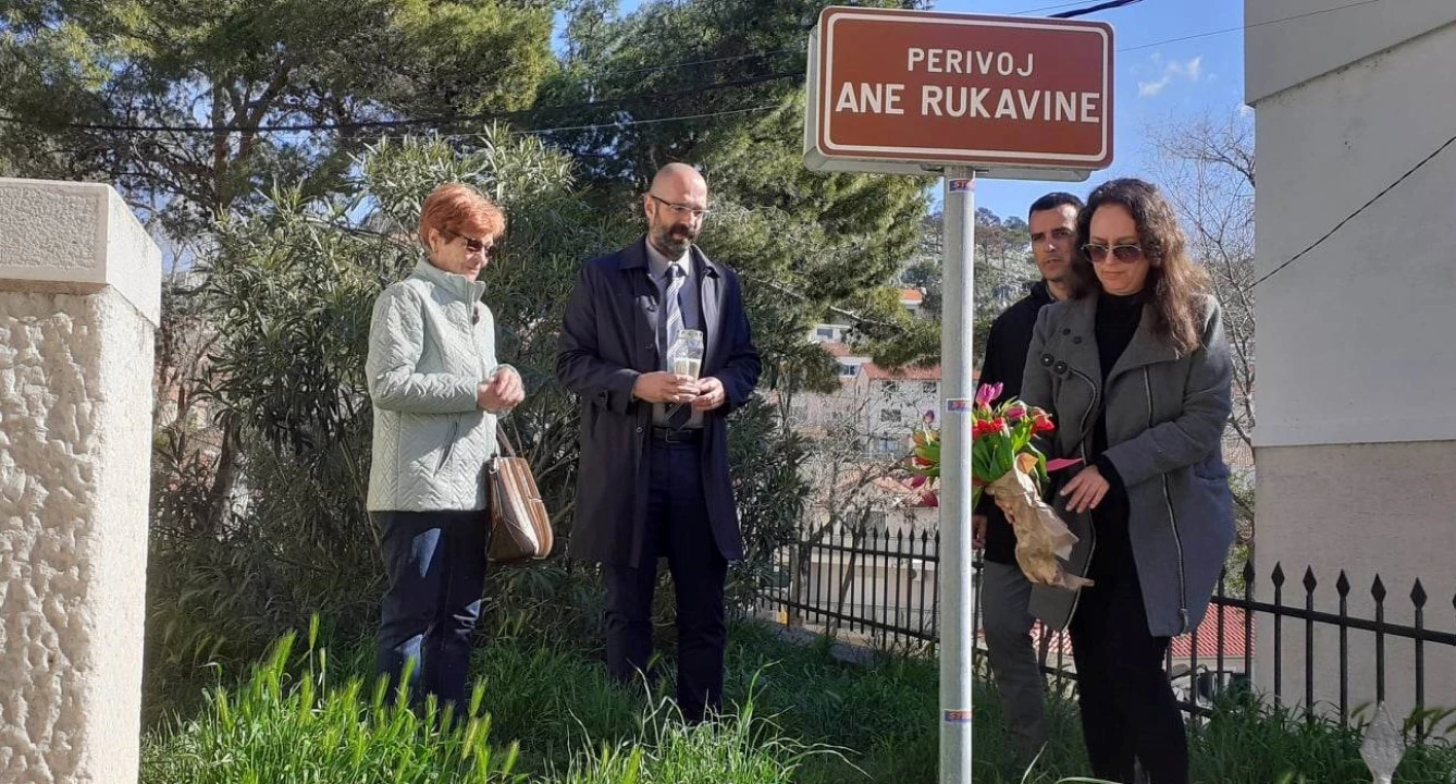 Ana Rukavina danas bi imala 46 godina: U šibenskom perivoju njezina imena položeno cvijeće 