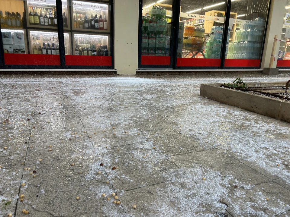 Krupa iznenadila Šibenčane, mokri se skrivali po trgovinama