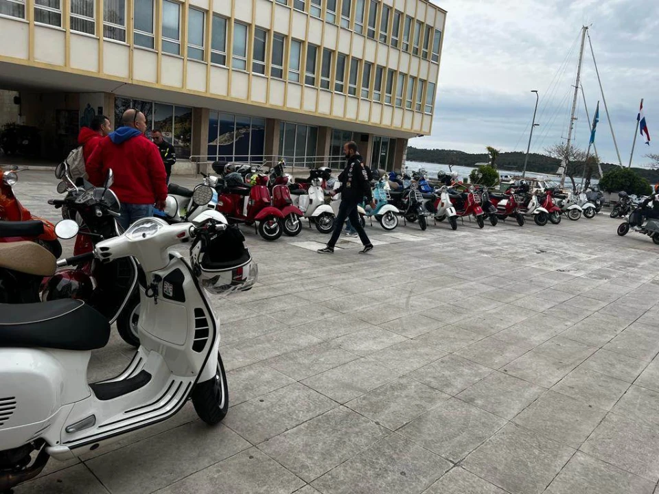Stotinjak zaljubljenika u Vespe na šibenskoj rivi: Napravit će i đir do Drniša 