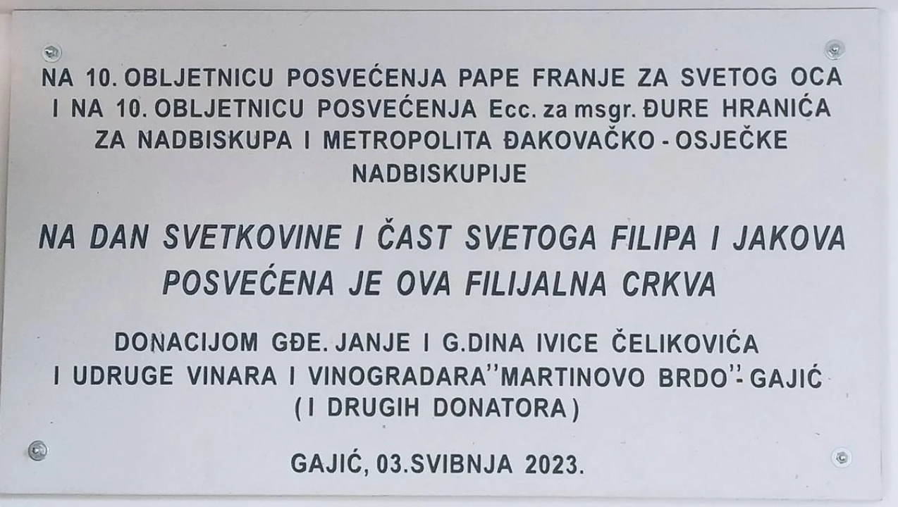 Vukšićki bećari donirali kameni križ, krstionicu i benkovački kamen za novu crkvu u Baranji
