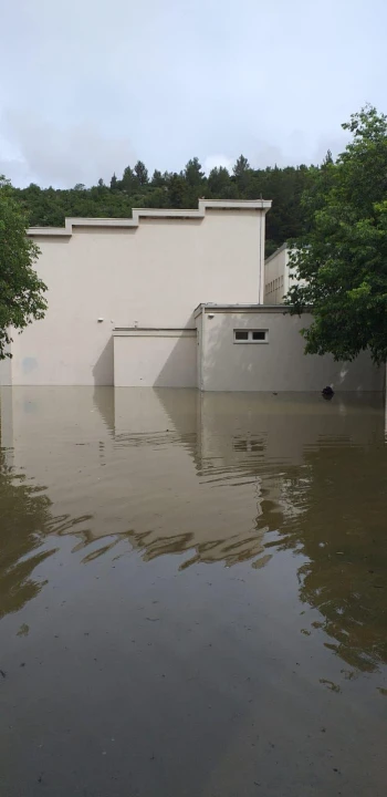 Voda ušla u srednju školu u Obrovcu, do osnovne se ne može ni prići
