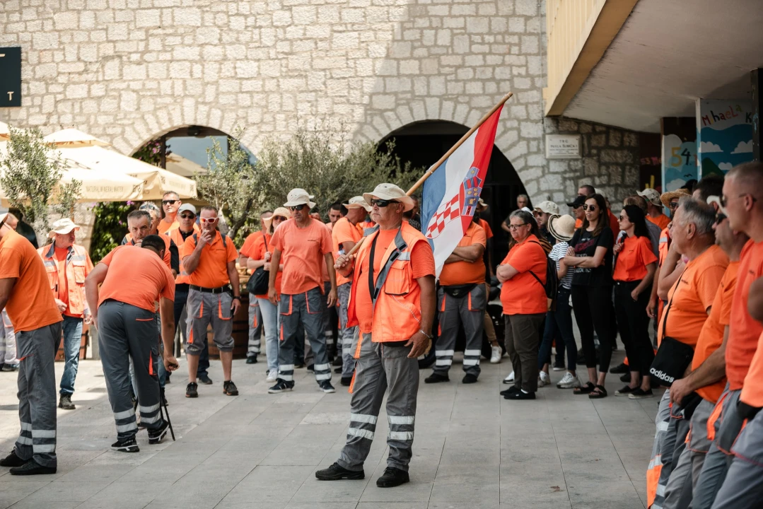 Štrajk radnika Cesta Šibenik preselio se županu pod prozor, on tvrdi: 'Iza svega stoji HDZ!'