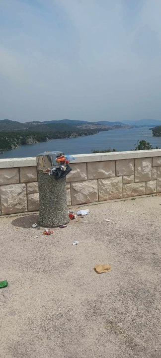 Uz prepune kante smeća, sa Šibenskog mosta pruža se prekrasna panorama Šibenika