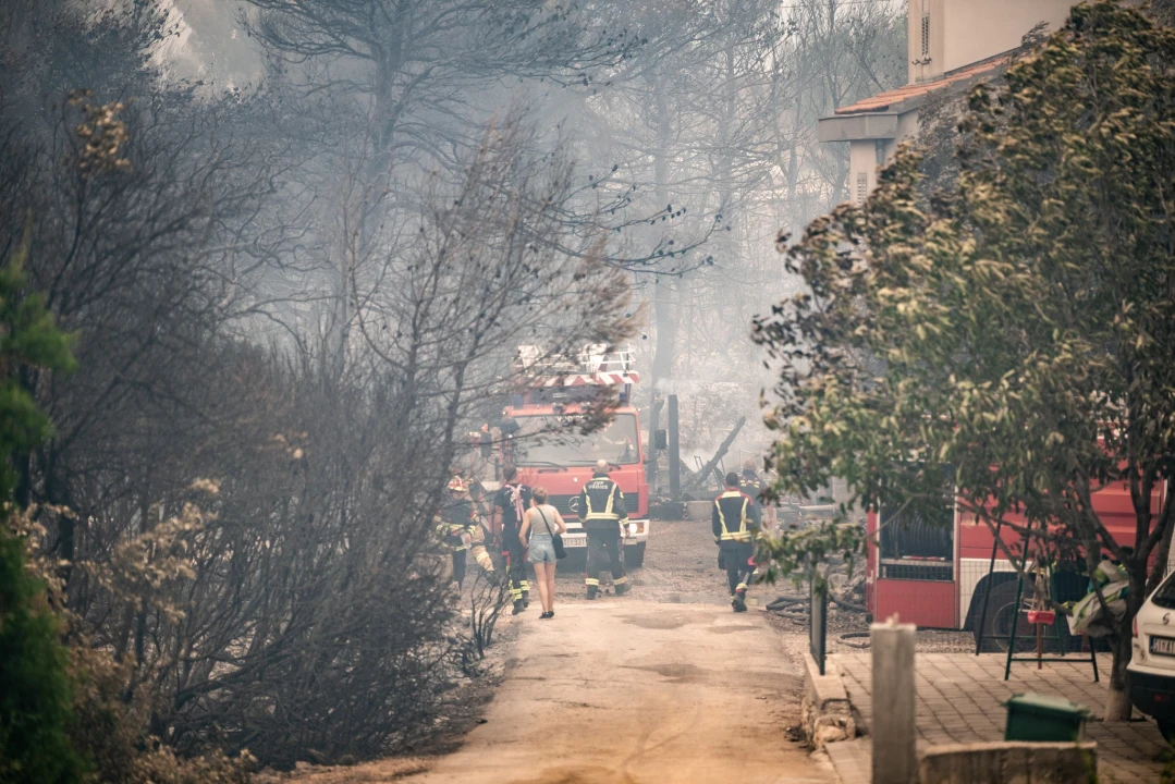 FOTOGALERIJA: Vatrogasci i stanovnici bore se s požarom u Grebaštici