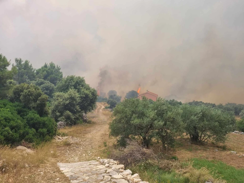 Objekti nisu ugroženi, vatrogasci ostaju na terenu cijelu noć