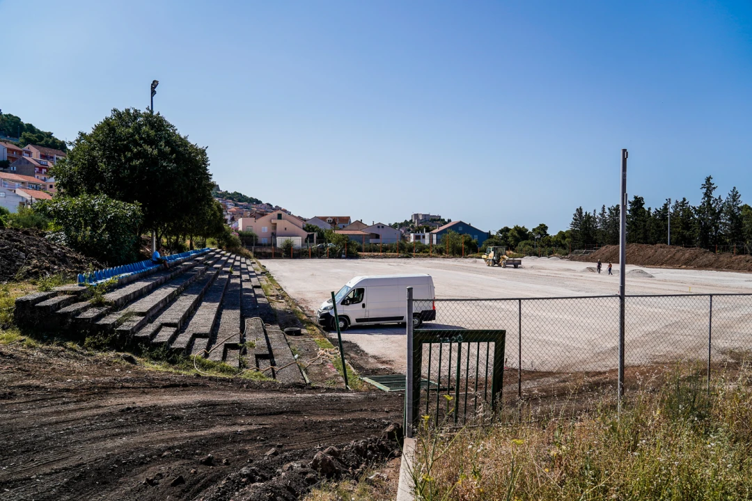 Ljubica gotova do početka listopada: Novi travnjak, drenaža, navodnjavanje, tribina, ograde....