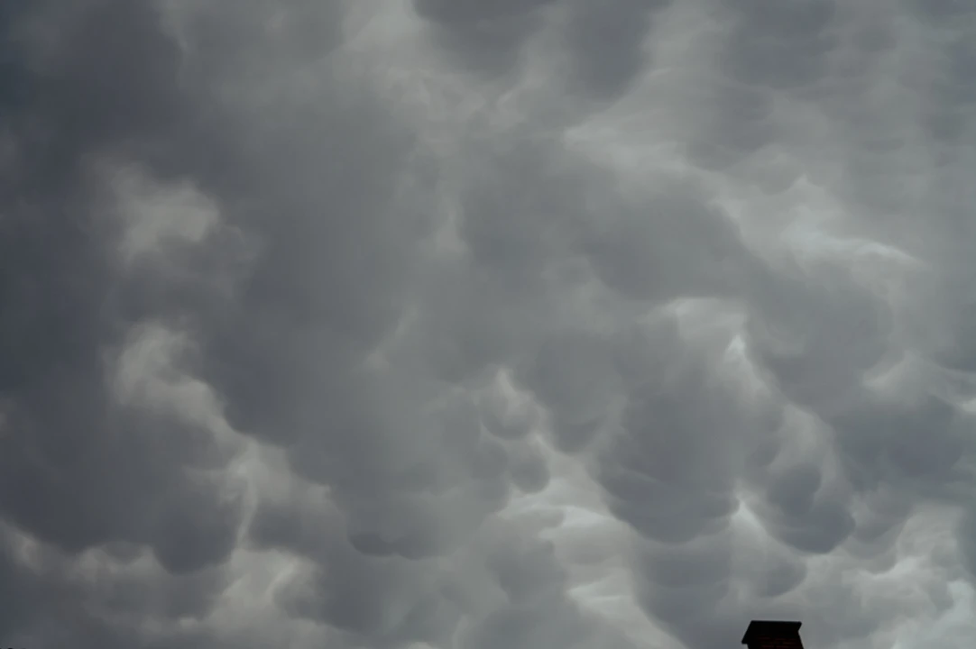Nevrijeme stiglo do Šibenika i donijelo zanimljive mammatus oblake