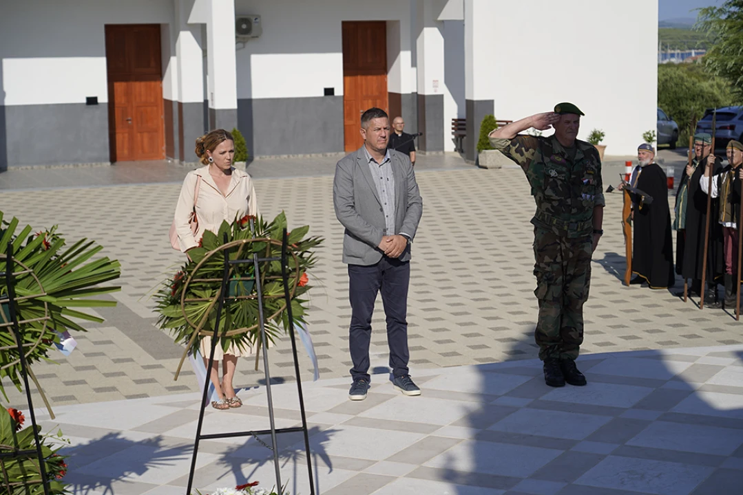 Položeni vijenci i zapaljene svijeće na Kvanju i Baldekinu