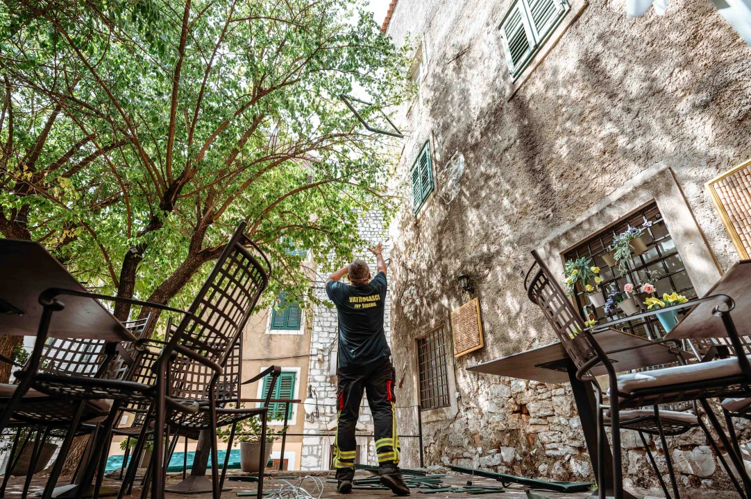 Jugo bacilo grilju na terasu restorana na Gorici, štok vatrogasci skinuli sa stabla