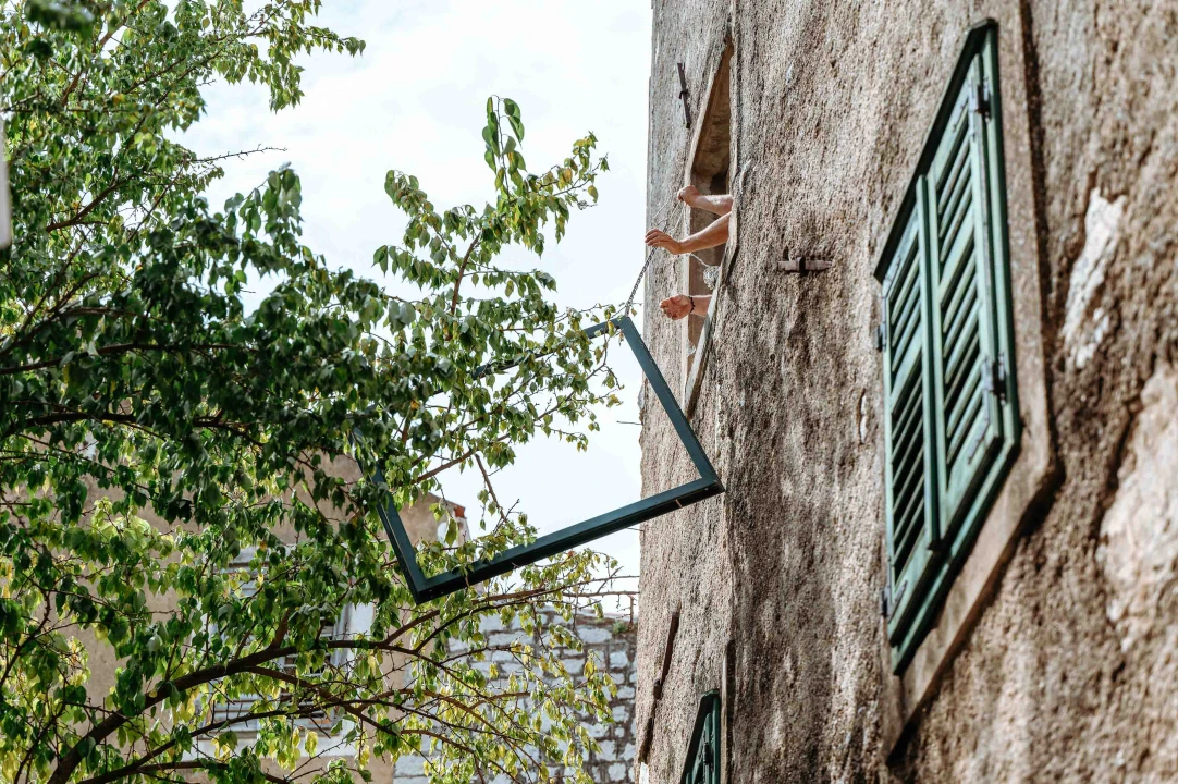 Jugo bacilo grilju na terasu restorana na Gorici, štok vatrogasci skinuli sa stabla