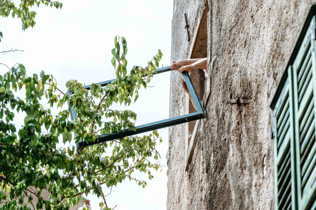 Jugo bacilo grilju na terasu restorana na Gorici, štok vatrogasci skinuli sa stabla