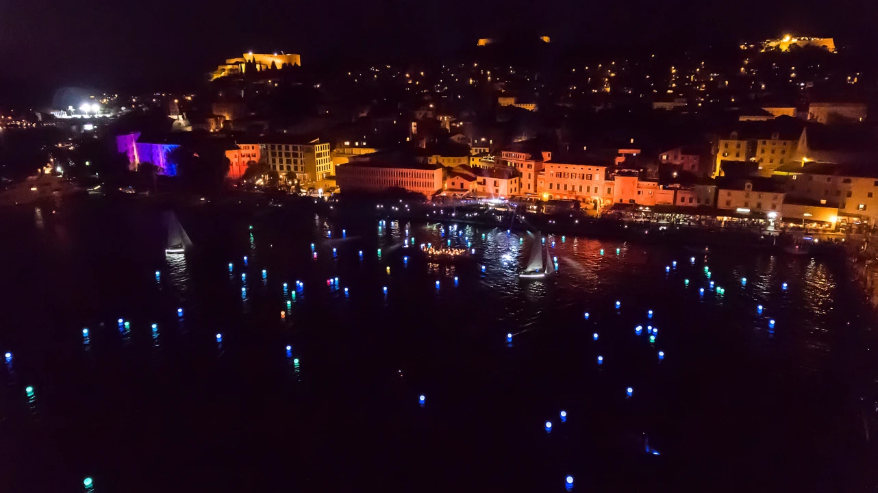 Svjetlosni i glazbeni spektakl: Večeras u Šibeniku 4 tenora, vatromet, instalacije...