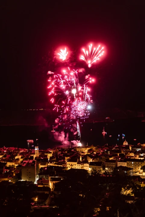 'Light is Life' upozorio na iskorištavanje planeta Zemlje: Šibenik obojan u crveno, a 4 tenora dali glazbeni doprinos