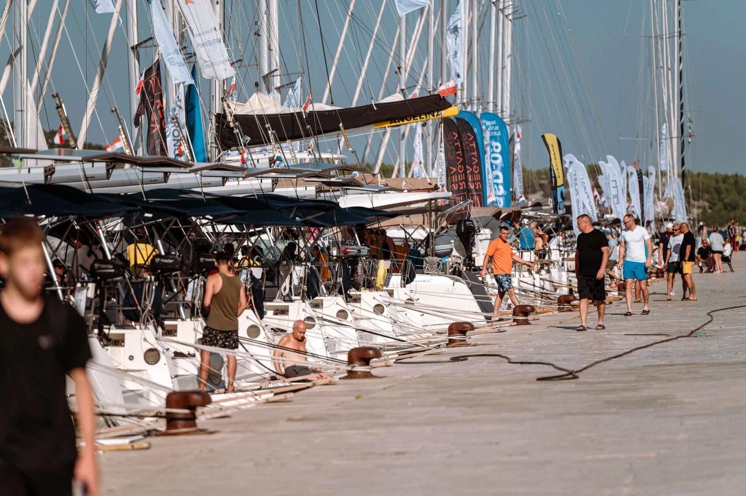 Riva puna jedrilica kao usred sezone, ali bez slaloma između turista ako prošetate