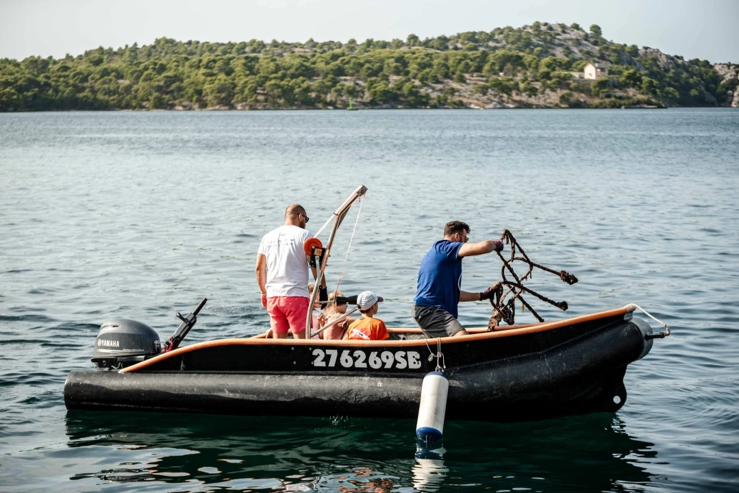 Jutros povodom Dana grada čišćeno podmorje šibenske rive: Među puno smeća pronađena pa deaktivirana ručna bomba