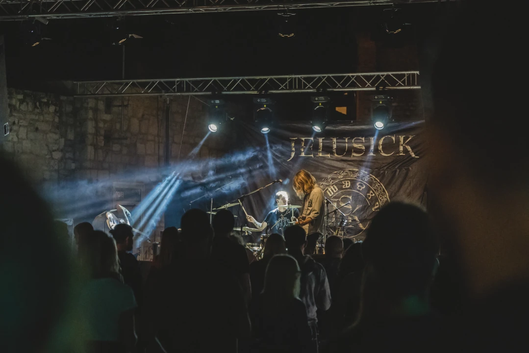 Dino Jelusić zatvorio ‘Bablje ljeto’ u Šibeniku, pogledajte atmosferu s koncerta