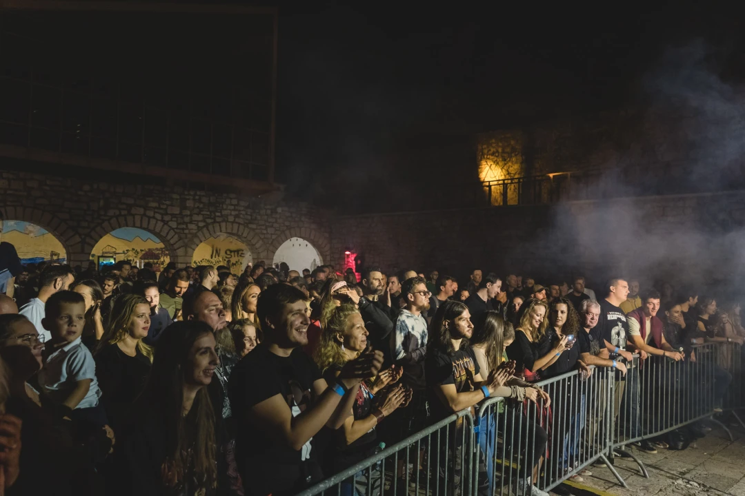 Dino Jelusić zatvorio ‘Bablje ljeto’ u Šibeniku, pogledajte atmosferu s koncerta
