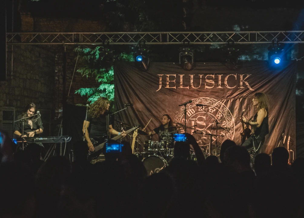 Dino Jelusić zatvorio ‘Bablje ljeto’ u Šibeniku, pogledajte atmosferu s koncerta