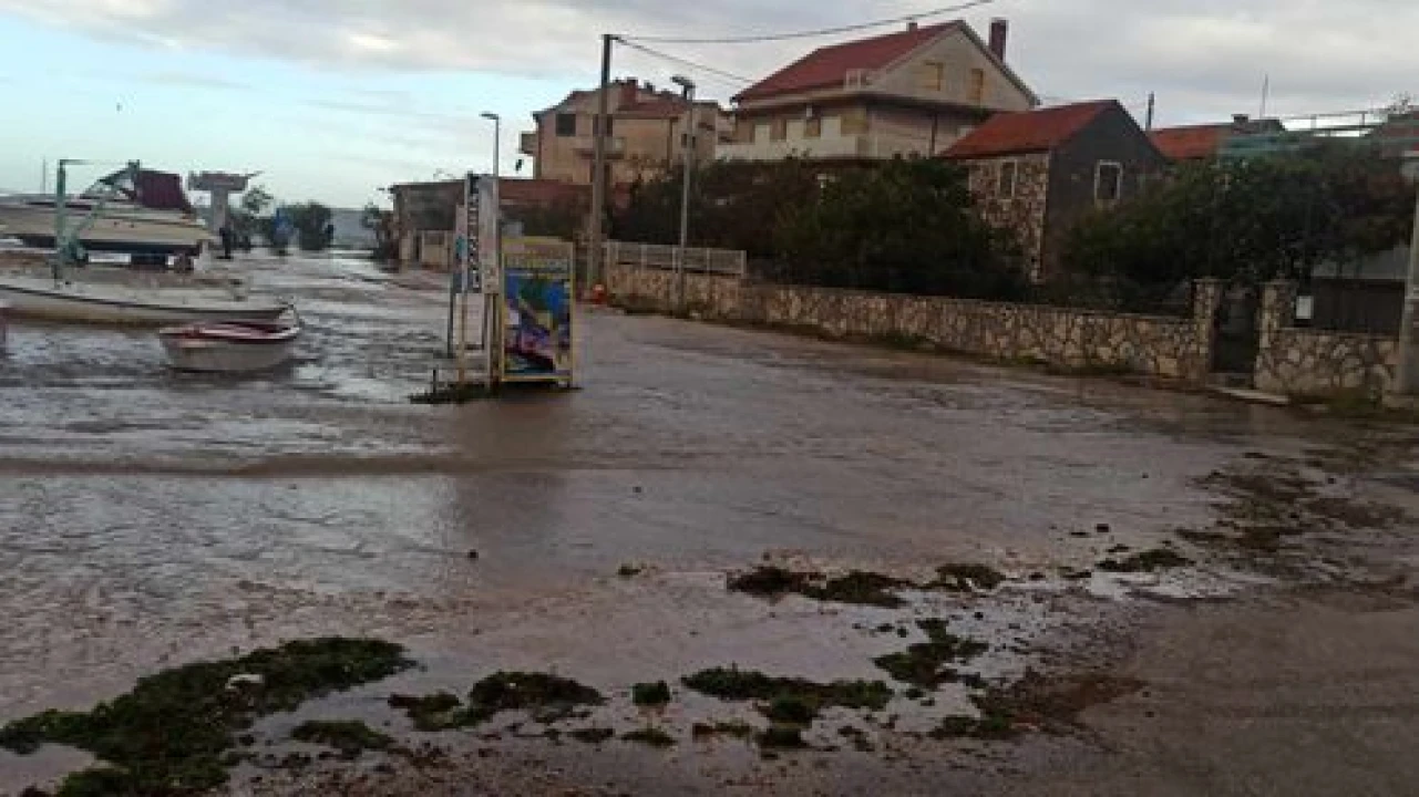 Posljedice olujnog nevremena: U Šibeniku su jugo i plima poplavili Jadriju i Brodaricu 