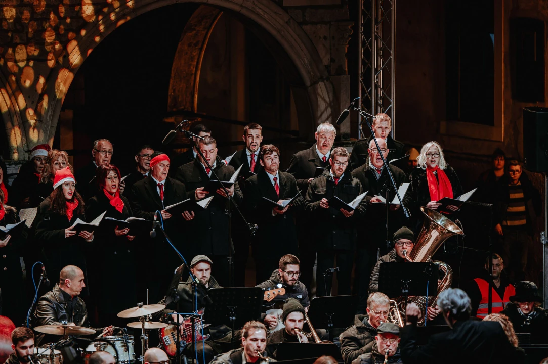 Koncert kod katedrale: Glazba svirala, Kolo pjevalo, Šibenčani uživali