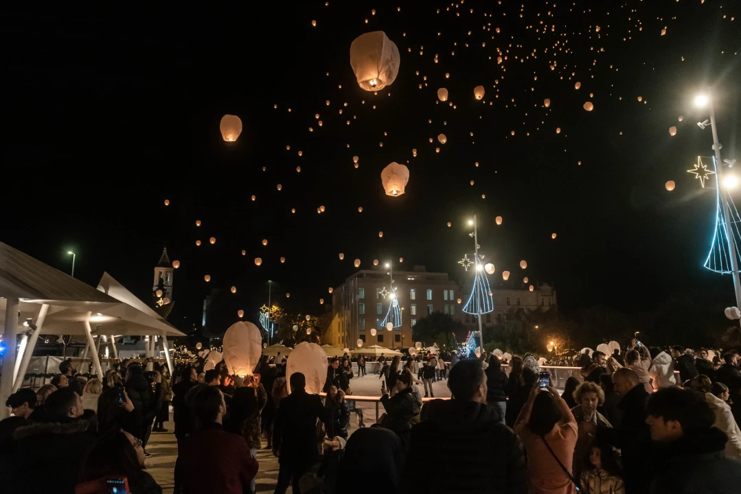 Lampioni  dobrih želja obasjali nebo iznad Šibenika