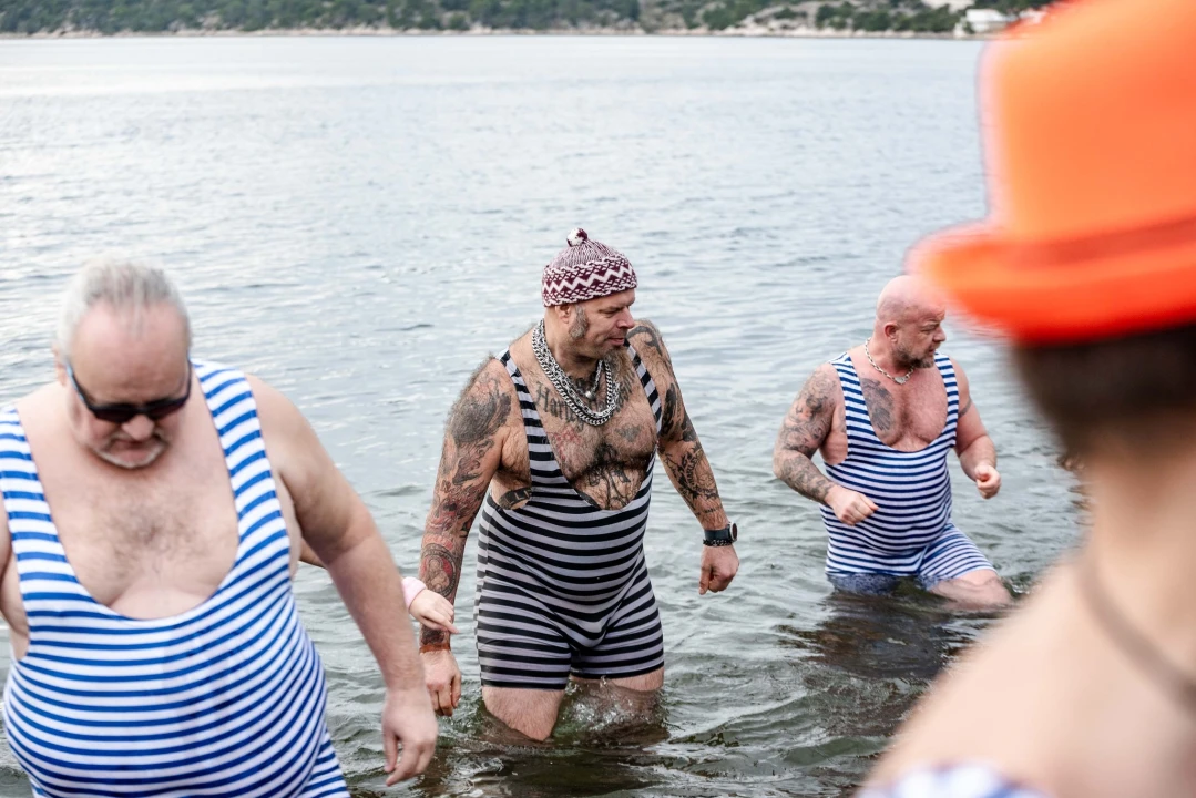 Šibenčani u retro kostimima zaplivali na Banju i obilježili 180 godina turizma u gradu