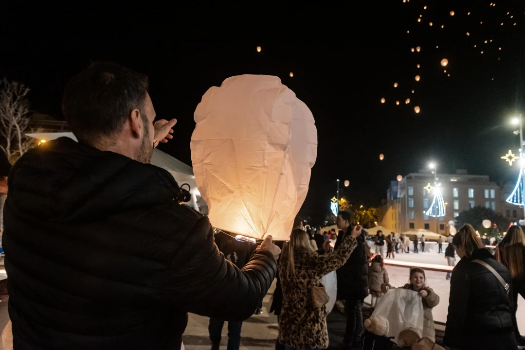 Lampioni  dobrih želja obasjali nebo iznad Šibenika