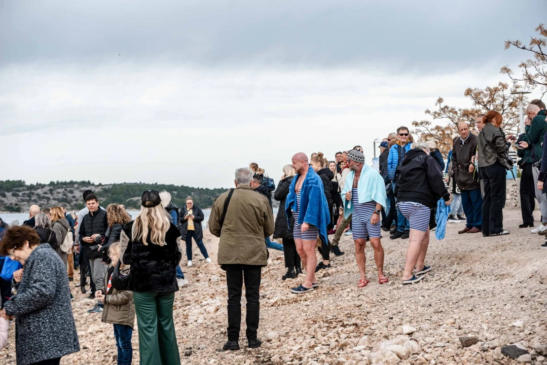 Šibenčani u retro kostimima zaplivali na Banju i obilježili 180 godina turizma u gradu