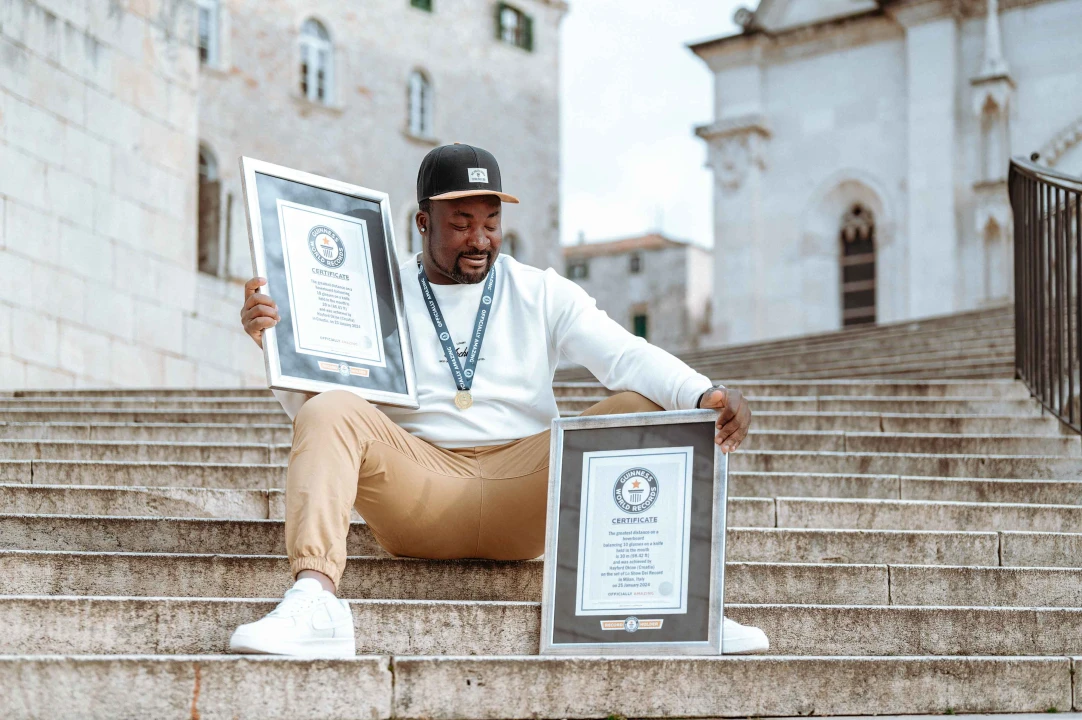 Hayford je u Šibenik donio dva Guinnessova rekorda: Vozi hoverboard balansirajući 10 čaša na nožu kojeg drži u ustima 