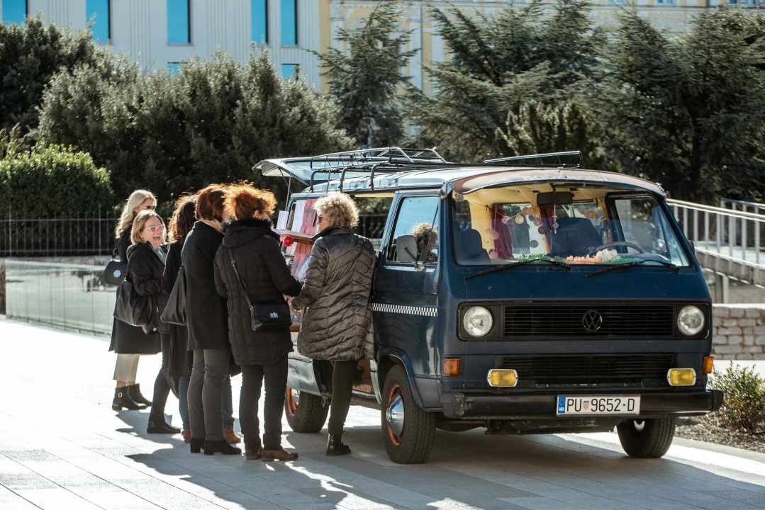 Posjetite Bookmobile ispred šibenske knjižnice: Prepun je ljubavnih romana i prigodnih priča